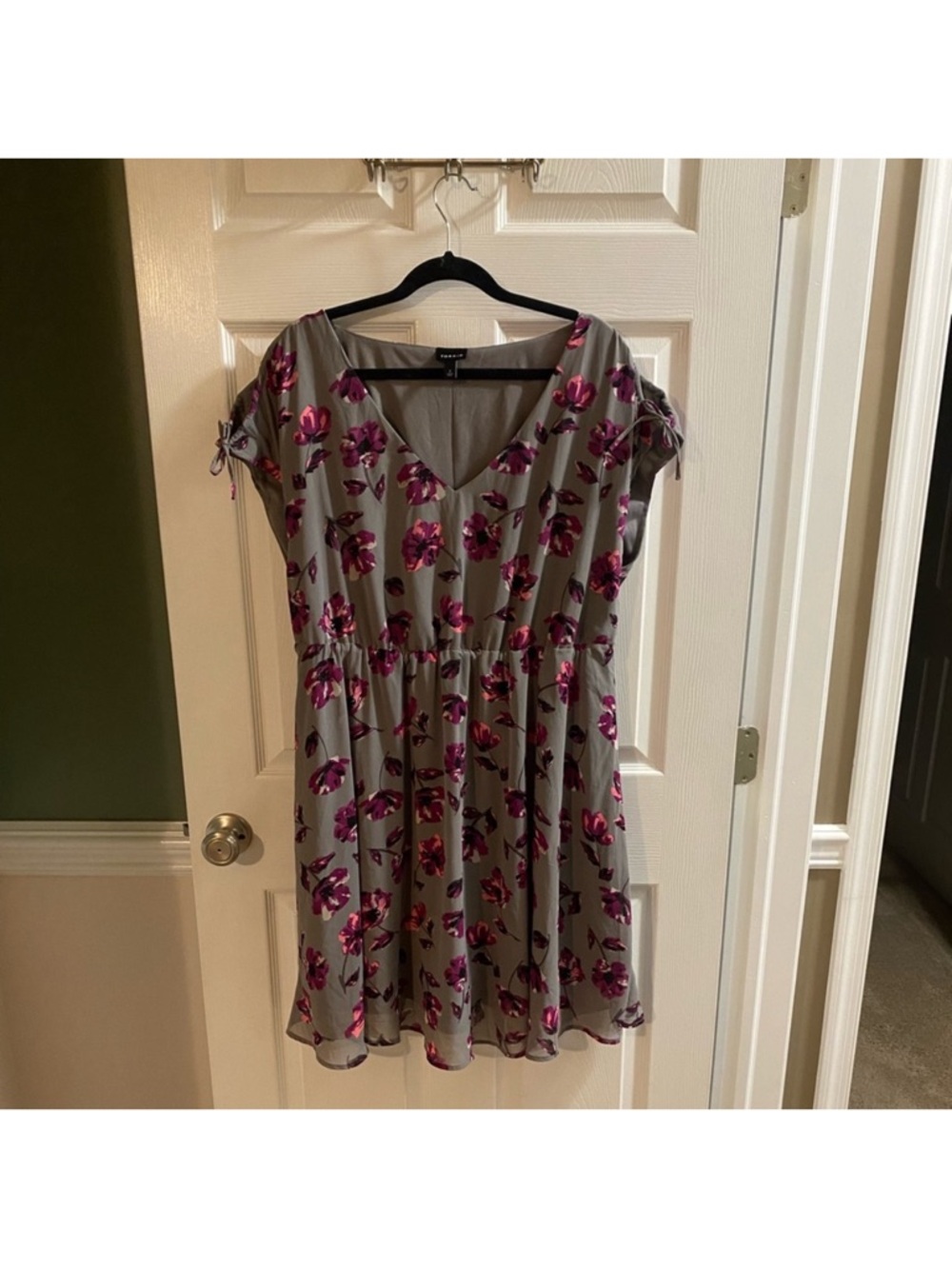 Torrid Floral V-Neck Short Sleeve Dress in Gray with Pink Bloom